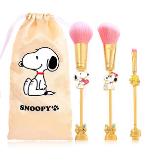 Venta al por Mayor de Lindo Set de 3 Brochas de Maquillaje de Dibujos Animados de <span class=keywords><strong>Snoopy</strong></span> con Mango de Metal Dorado y Bolsa, Regalos Exquisitos para Niños - Product Image 1