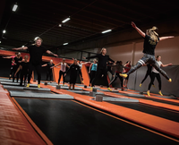 Structure de jeu commerciale personnalisée pour enfants : trampoline intérieur multi-usage avec enclos en acier galvanisé, parc de saut clôturé et piscine à balles