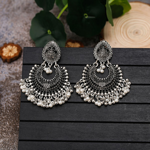 Vente en gros de boucles d'oreilles indiennes en forme de cœur pour femmes boucles d'oreilles bohème en alliage ethnique petite cloche pendentif gland (KER813) - Product Image 2