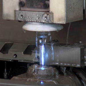 Machine de découpe à fil EDM entièrement automatique à grande vitesse avec commande - Product Image 2