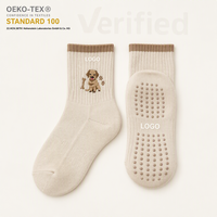 Chaussettes de yoga à logo brodé personnalisé pour femmes, fabriquées par un fabricant OEM, avec bordure tricotée, confortables, antidérapantes, en coton, pour le pilates en intérieur.