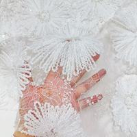 Tissu en dentelle brodée de perles et de sequins à motif floral blanc classique pour robes de mariée élégantes - Vente en gros de tissu en maille pour mariée, usine de Shaoxing