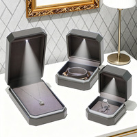 Boîte à bijoux personnalisée de haute qualité, moderne, octogonale, carrée, grise, avec éclairage LED, coffret cadeau, ensemble unique, organisateur de bijoux personnalisé de qualité supérieure