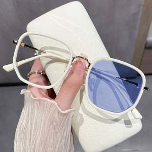 Vente en gros de lunettes de myopie polygonales à grand cadre personnalisées avec logo, anti-lumière bleue, photochromiques, pour femmes - Product Image 5