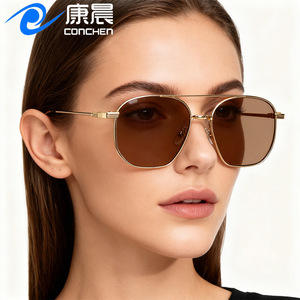 Lunettes de soleil de luxe en métal pour femmes, verres PC UV400, protection solaire tendance pour les voyages, monture durable, noires - Product Image 4
