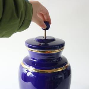 白と青の釉薬をかけた陶器の骨壺、ゴールドのトリムが付いたクラシックな記念火葬葬儀用骨壺、密閉蓋付き - Product Image 6