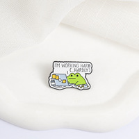 En gros, Pin's en émail personnalisé, motif grenouille de bureau amusante, badge métallique mignon style meme, broche pour ordinateur portable motif animal de dessin animé, bijou, pin's de revers personnalisé