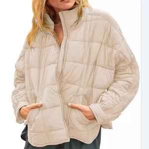 Ventes en gros de vestes d'hiver pour femmes de haute qualité, style décontracté, rembourrées, col en tissu matelassé, col montant, motif uni - Product Image 3