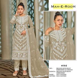 Costume pakistanais de créateur de qualité supérieure avec broderie Séquence de 3mm et Zarkhan Work Salwar Kameez Pakistani - Product Image 5