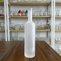 Bouteille d'alcool en verre disponible de qualité supérieure 500ml 700ml 750ml Bouteille d'alcool à long cou avec bouchon en liège