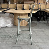 Tabouret de bar empilable en rotin tressé vintage français, avec structure en bois courbé durable, idéal pour la location événementielle