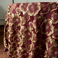 Nappe carrée en polyester jacquard floral doré de luxe OEM, imperméable et écologique, pour mariage, hôtel, banquet