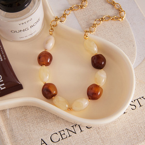 Collier élégant en résine avec chaîne dorée, chaîne de clavicule pour femmes, bijoux cadeau - Product Image 4