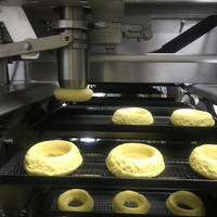 Ligne de production automatique de beignets personnalisée avec coupeur, levureuse, friteuse, glaceuse, boîtes de glaçage au chocolat