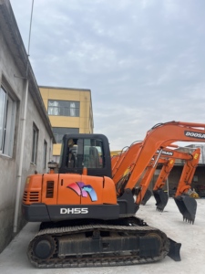 Mini-pelleuse DOOSAN DH55 d'occasion à prix abordable, en excellent état, faible nombre d'heures de fonctionnement, haute qualité, certifiée EPA/CE, économique - Product Image 3