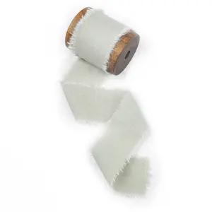 素朴な結婚式の招待状のネクタイのために印刷された擦り切れたエッジ手染めの綿のリネンリボンは、ギフト包装パーティーの装飾の弓を支持します