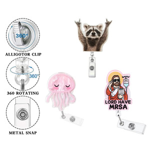 Clips pour badges en acrylique amusants, sangles rétractables, pinces crocodiles transparentes, pinces à tirette méduse rose et raton laveur, disponibles en gros. - Product Image 4