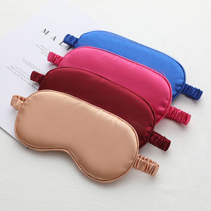 Masque pour les yeux de voyage à bande élastique en satin de soie à double face avec logo personnalisé et fonction de soulagement des cernes - Product Image 1