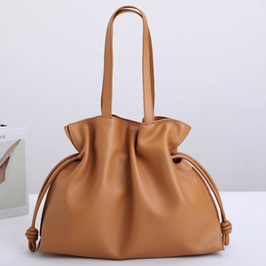 Sac fourre-tout de luxe en <span class=keywords><strong>cuir</strong></span> véritable, grand format, à porter à l'épaule ou en bandoulière, avec deux pochettes souples en <span class=keywords><strong>cuir</strong></span> de vachette pour <span class=keywords><strong>femme</strong></span> - Product Image 1