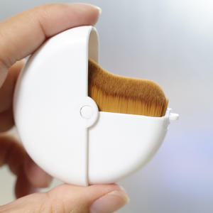 Nouvel outil <span class=keywords><strong>de</strong></span> beauté <span class=keywords><strong>rotatif</strong></span> intégré housse <span class=keywords><strong>de</strong></span> protection courbe ondulée cheveux synthétiques denses haute qualité visage <span class=keywords><strong>fond</strong></span> <span class=keywords><strong>de</strong></span> <span class=keywords><strong>teint</strong></span> <span class=keywords><strong>pinceau</strong></span> <span class=keywords><strong>de</strong></span> maquillage - Product Image 5