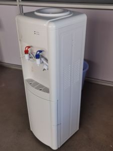 Distributeur <span class=keywords><strong>d</strong></span>'<span class=keywords><strong>eau</strong></span> électrique autoportant automatique en acier inoxydable de 5 gallons <span class=keywords><strong>refroidisseur</strong></span> <span class=keywords><strong>d</strong></span>'<span class=keywords><strong>eau</strong></span> de <span class=keywords><strong>comptoir</strong></span> chaud et froid pour hôtel domestique - Product Image 4