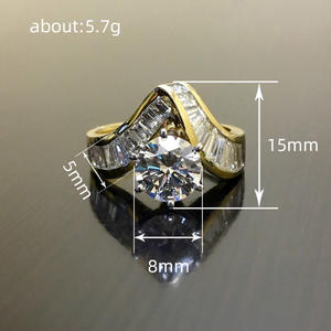 Anello da Donna in Oro Massiccio 18K con Diamante Taglio Brillante Rotondo Colore G e Pietre Laterali Naturali a Baguette - Gioiello di Fidanzamento - Product Image 4