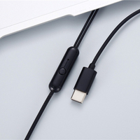 Écouteurs intra-auriculaires filaires USB Type-C avec microphone haute définition intégré. Qualité sonore claire et bouchons d'oreille antibruit