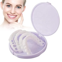 Prothèses dentaires parfaites à clipser pour l'enseignement et les couvre-dents temporaires pour recouvrir les dents imperfections.