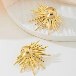 Boucles d'oreilles pendantes à la mode pour filles de style européen américain, conception créative en métal géométrique irrégulière, vente en gros transfrontalière. - Product Image 3