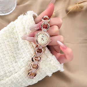 นาฬิกาควอตซ์โซ่หรูหราน้ำหนักเบาพิเศษสำหรับผู้หญิงสำหรับเทศกาลคริสต์มาส - Product Image 1