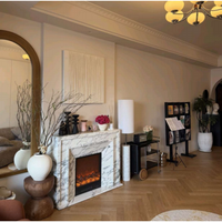 Ensemble de cheminée murale en pierre avec cadre en acier intégré, contour et manteau en marbre travertin beige crème monobloc