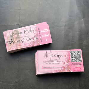 Boletos de Evento Impresos a Todo Color en Rosa de Lujo - Tarjetas de Cupón Personalizadas con Código QR y Perforación para Desprendimiento - Product Image 1