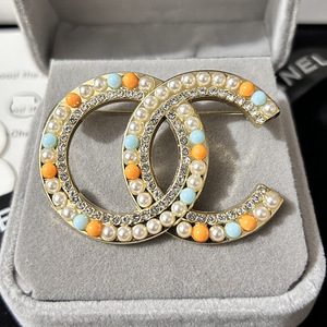 Broche Lettre Colorée Premium, Incrustée de Perles et Diamants, Style Coréen Tendance, Épingle Féminine en Alliage pour Femme - Product Image 3