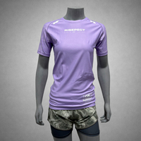 Rashguard pour femme avec design exclusif offrant confort, protection et une coupe élégante pour les activités de combat et aquatiques
