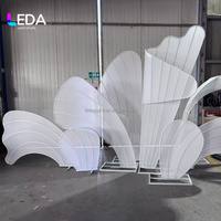 LEDA Nouvelle Arrivée Moderne Grand Fond de Scène Métallique pour Mariage avec Décorations de Pétales Lumineux à LED pour Événements