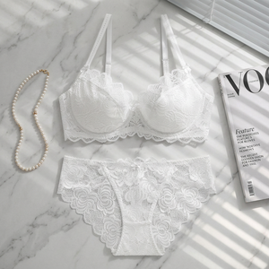 Elegante Conjunto de Lencería Femenina con Sujetador con Aros y Encaje Floral Blanco, Copa Completa Push-Up, Tirantes Ajustables y Cómodos - Product Image 3