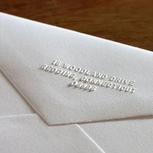 Enveloppes en papier gaufré de luxe personnalisées blanches écologiques en coton avec pochette pour invitation de mariage - Product Image 1