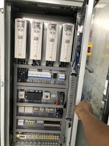 7.5KW thông minh Bảng điều khiển máy bơm VFD áp suất không đổi với PLC và giao diện người-máy Thiết bị phân phối điện - Product Image 3