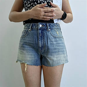 Short en jean taille moyenne personnalisable en gros Services OEM pour femmes Short en jean délavé au design simple et confortable Tenues quotidiennes - Product Image 5