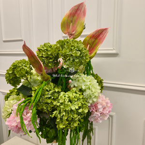 Elegante Arreglo Floral Artificial <span class=keywords><strong>de</strong></span> Hortensias Verdes y Rosas, Orquídeas Blancas y Flores Exóticas sobre un Soporte Dorado - Product Image 4