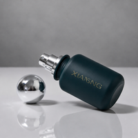 Flacon vaporisateur de parfum minimaliste en verre dépoli noir avec capuchon sphérique brillant et logo doré imprimé, vide et rechargeable, 100 ml