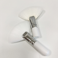 Medium witte gezichtsapplicator Superzachte ventilatormaskerborstel Handvat Blusher Huidpeeling Behandeling Scheren Hout Concealer