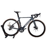 Vélo de route en fibre de carbone avec guidon intégré, passage des câbles entièrement dissimulé, freins à disque doubles, jeu de roues en fibre de carbone