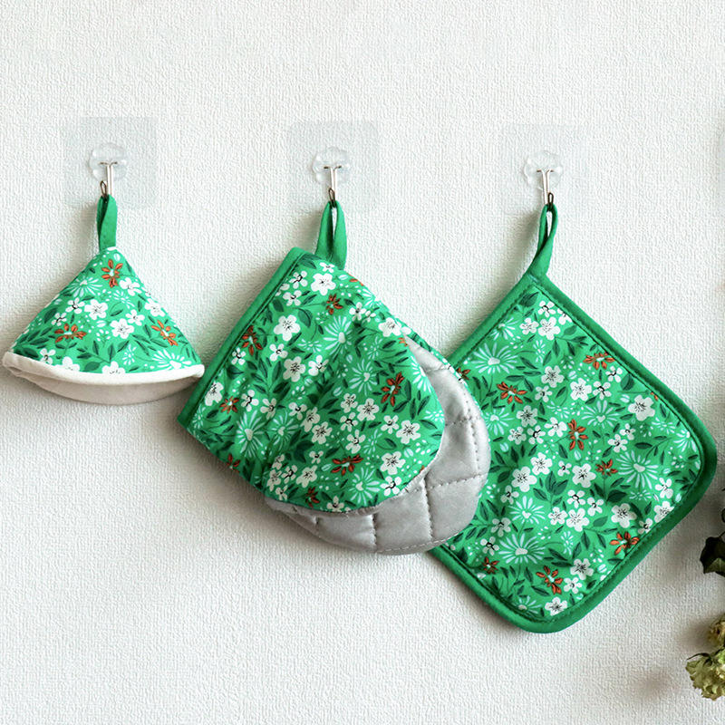 พื้นหลังสีเขียวมีดอกไม้เล็กๆ