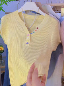 เสื้อผ้า Y2K สไตล์เกาหลีเสื้อยืดถักติดกระดุมสำหรับผู้หญิงเสื้อยืดคอวีแขนสั้นแบบบางยืดหยุ่นได้สำหรับผู้หญิง - Product Image 5