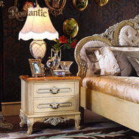 Lit de chambre à coucher de style royal européen romantique, cadre en bois massif antique fait main, tête de lit élégante rembourrée, mobilier de maison