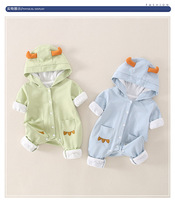 Combinaison en coton bleu clair pour bébé ZL-012 avec capuche à cornes de monstre et boutons sur le devant