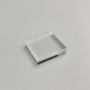 Khối Acrylic một hình khối hình chữ nhật acrylic với cảm giác mờ cao cấp và rõ ràng, có các cạnh và góc riêng biệt. - Product Image 3