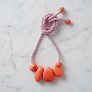 Collier en résine fait main avec perles orange irrégulières, chaîne en corde rose, bijoux de mode, style sculpture artistique de collection - Product Image 1