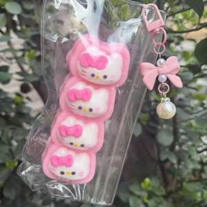 Porte-clés mignons et kawaii en forme de chaton, jouets souples anti-stress avec breloques nœud pour sacs - Product Image 3